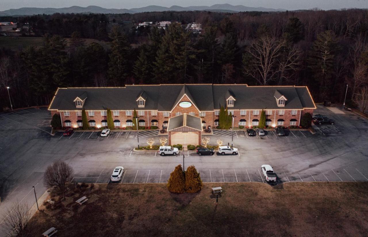Mountain Inn & Suites Флэт-Рок Экстерьер фото