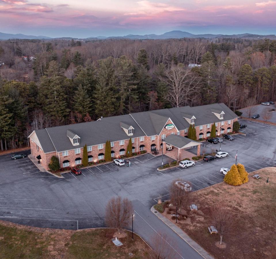 Mountain Inn & Suites Флэт-Рок Экстерьер фото